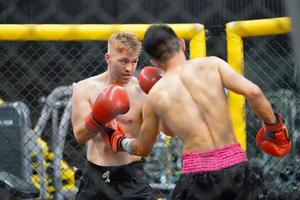 muay thai, de krigisk konst av thailand, de kraft av de näve den där slag in i de motståndare vara kolik, sätta i halsen och kan tappa bort förbi knockout. foto