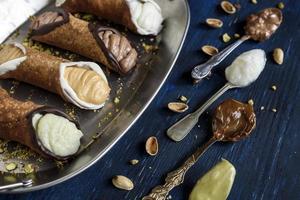 traditionell italiensk öken- cannolin foto