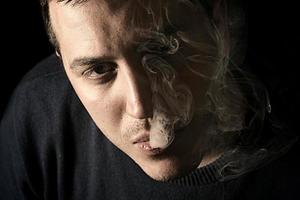 porträtt av rökning man foto