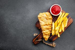 fisk och pommes frites franska frites djup friterad snabb mat måltid mat mellanmål på de tabell kopia Plats mat bakgrund rustik topp se foto