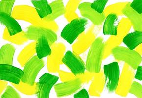 kaotisk stor stroke av grön, ljus grön och gul måla på texturerad horisontell vit duk. abstrakt akryl, gouache eller tempera färgrik måla textur. konstnärlig bakgrund med kopia Plats. foto