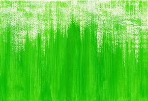 ljus grön måla konstnärlig horisontell bakgrund med plats för text. penseldrag av ljus grön måla från botten till topp. abstrakt vår grön gräs begrepp. foto