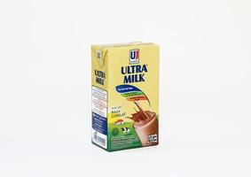 depok, indonesiska april 16:e, 2023 ultra mjölk varumärke choklad mjölk packade i en låda, isolerat på vit bakgrund foto