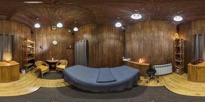 hdri 360 panorama se i eleganta skönhet spa och massage salong i trä- rum i likriktad sömlös sfärisk utsprång. foto
