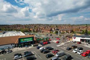 hög vinkel och bäst antal fot av ny byggd modern hus och bostads- distrikt på barton väg luton stad av england. de antal fot var fångad med drönare kamera på 17 april 2023 under solig dag foto