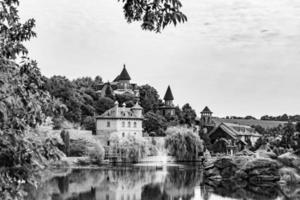 fotografi på tema gammal tegel slott med stor torn foto