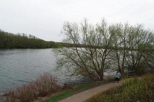 skön låg vinkel se av caldecotte sjö parkera och pub med restaurang. de bild var fångad på 09 april 2023 under molnig solnedgång med kall väder och vindar. foto