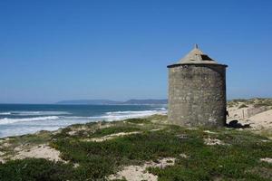 landskap med traditionell väderkvarn på de atlanten kust av portugal foto