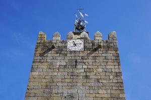 medeltida klocka torn i caminha, portugal foto