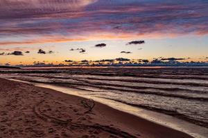 pittoresk lugna solnedgång med färgrik moln på de stränder av de baltic hav i polen foto