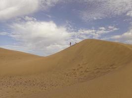 sommar öken- landskap på en värma solig dag från maspalomas sanddyner på de spanska ö av gran canaria foto