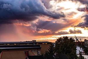 romantisk Västra himmel med solstrålar och mörk moln formning de bakgrund foto