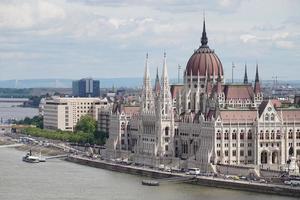 parlament i budapest och Donau flod - ungern foto