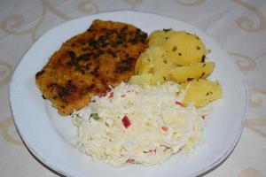 schnitzel med potatisar och kål sallad foto