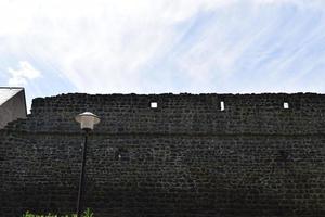stad väggar tillverkad av mörk sten foto