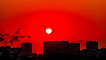 röd solnedgång över staden. Vladivostok, Ryssland foto