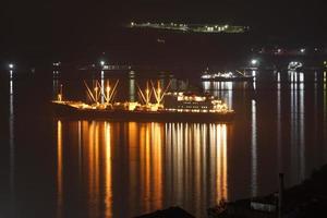 skepp med belysning mot havet. foto