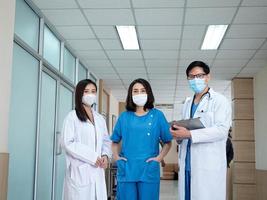 läkare sjuksköterska bistånd Stöd manlig kvinna person se på kamera ha på sig mask enhetlig sjukhus klinik laboratorium kvinna man lady smart professionell hälsa vård behandling Lycklig service patient besök foto