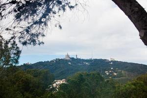 se av de tibidabo berg från parkera guell i barcelona stad i Spanien foto