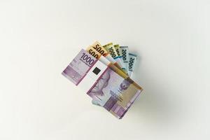 jakarta, Indonesien, april 15, 2023, olika buntar av indonesiska rupiah sedlar i de idr valuta tusentals kopia Plats thr zakat foto