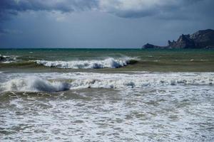marina landskap med en vacker smaragd vågor. Sudak, Krim. foto