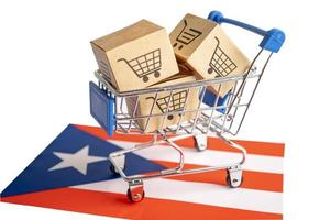 låda med handla uppkopplad vagn logotyp och puerto rico flagga, importera exportera handla uppkopplad eller handel finansiera leverans service Lagra produkt frakt, handel, leverantör begrepp. foto