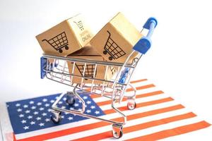 box med shopping online kundvagn logotyp och USA amerikanska flaggan, import export shopping online eller handel finans leverans service butik produkt frakt, handel, leverantör koncept. foto