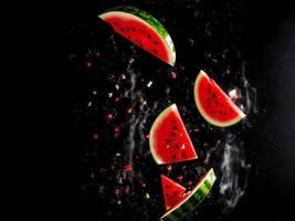 vattenmelon skivor faller i de luft med en svart bakgrund hög hastighet fotografi foto