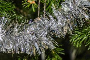 silver- glitter på de jul träd detalj foto
