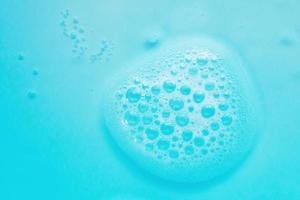 abstrakt vit tvål skum bubblor textur på blå bakgrund foto