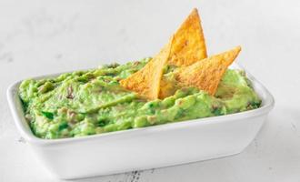 skål med guacamole med tortillachips foto