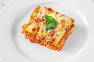 del av lasagne på vit platta foto