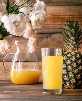 glas av ananas juice foto