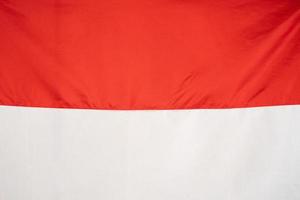 röd och vit nationell flagga av Indonesien. oberoende dag textur bakgrund foto