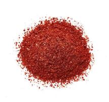 torr röd chili peppar flaga eller jord pulver grov paprika isolerat på vit bakgrund. lugg av röd chili peppar flaga eller jord pulver grov paprika isolerat. topp se över huvudet foto