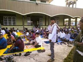 kuaro kalimantan timur, indonesien 22 april 2023. muslim tillbedjare vem kommer prestera de eid al-fitr bön på de terrass av de moské foto