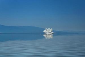 vitt segelbåt hopp mot havslandskapet foto