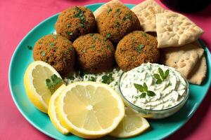 lebanese kök. kyckling shish kebab på grillspett eras med couscous och grönsaker. generativ ai foto