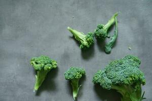 färsk broccoli grön kotletter på betong bakgrund foto