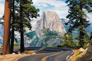 vägen som leder till glaciärpunkten i Yosemite National Park Kalifornien