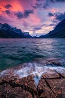 solnedgång på stranden av st mary lake i glaciär nationalpark montana foto