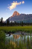 soluppgång och reflektion av Mount Chephren, Banff, National Park, Alberta, Kanada foto