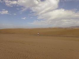 sommar öken- landskap på en värma solig dag från maspalomas sanddyner på de spanska ö av gran canaria foto