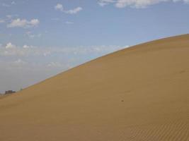 sommar öken- landskap på en värma solig dag från maspalomas sanddyner på de spanska ö av gran canaria foto