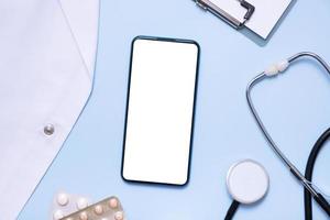 attrapp av en telefon med medicinsk verktyg. digital sjukvård och medicin uppkopplad platt lägga, topp se foto