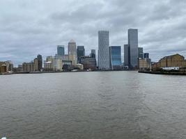 utsikt över Themsen nära tornbron foto