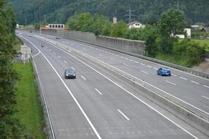 bilar körning på en motorväg - trafik foto