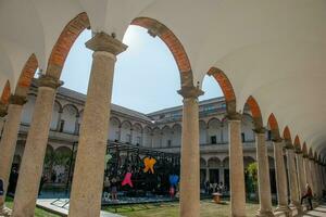 Italien 2023 stat universitet av milan med konstnärlig installationer foto