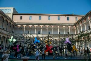 Italien 2023 stat universitet av milan med konstnärlig installationer foto