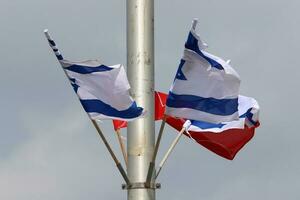 de blå och vit flagga av Israel med de sexuddig stjärna av david. foto